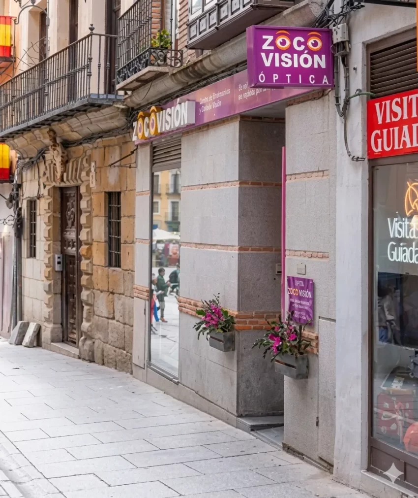 Fachada exterior de &Oacute;ptica Zocovisi&oacute;n en Toledo, centro especializado en salud visual, gafas graduadas y lentillas.
